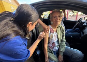 SES aplica 2,4 mil doses no primeiro fim de semana de drive-thru e prorroga vacinação até 24 de maio