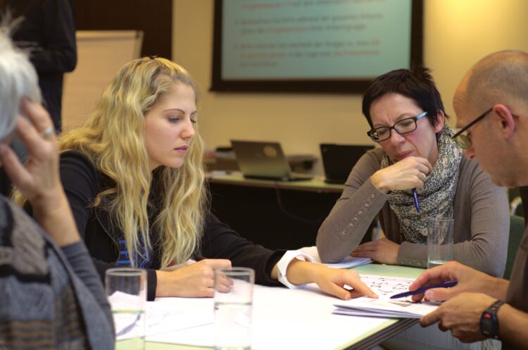 “Faça o que eu digo, não faça o que eu faço”: diferença entre discurso e prática afeta liderança nas empresas