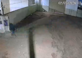 Capivara News TV: Vídeo mostra 2 arrombando empresa de saneamento e roubando objetos na Capital