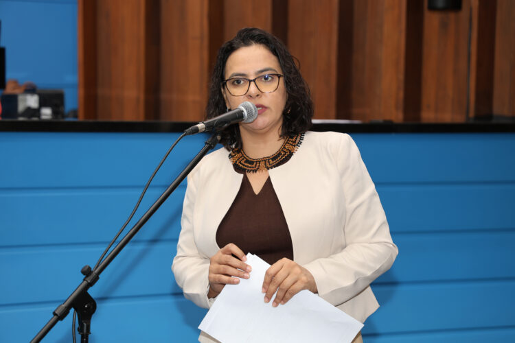 Deputada questiona concurso anunciado por Riedel e cobra vagas reais para professores da rede estadual