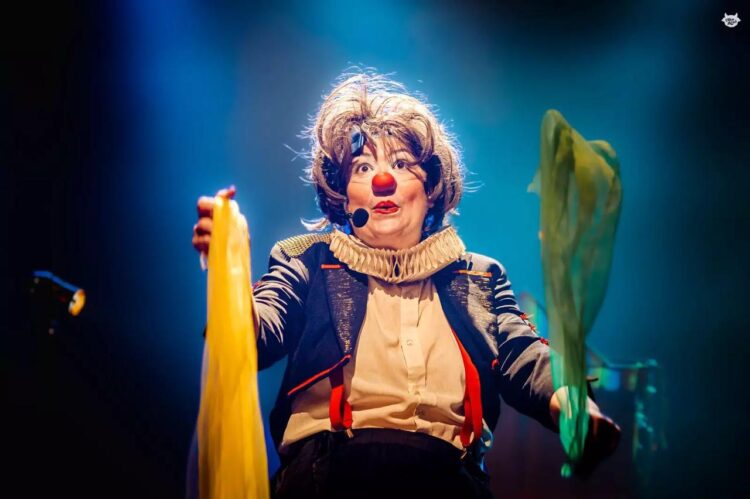 Palhaça Mixirica leva magia e humor ao Sesc Teatro Prosa com espetáculo infantil gratuito