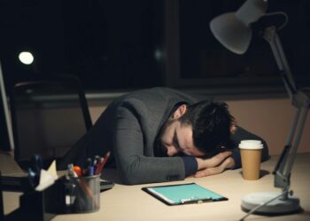 Saúde mental no trabalho vira obrigação legal: o que muda com a nova NR-01