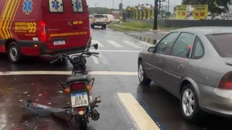 Piloto de moto morre na hora e passageiro fica em estado grave em colisão na Duque de Caxias
