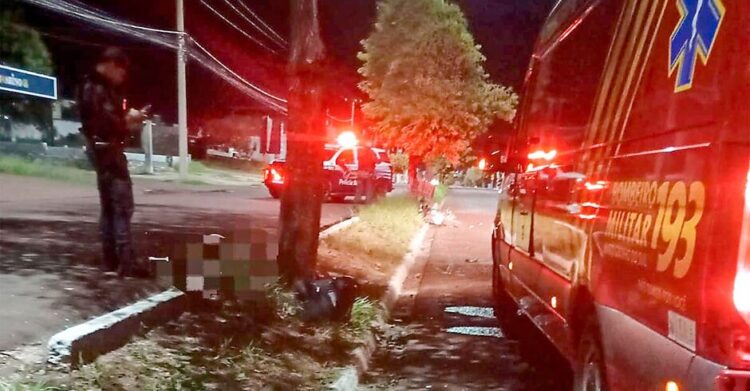 Motociclista morre ao colidir em canteiro central e árvore em avenida de Dourados