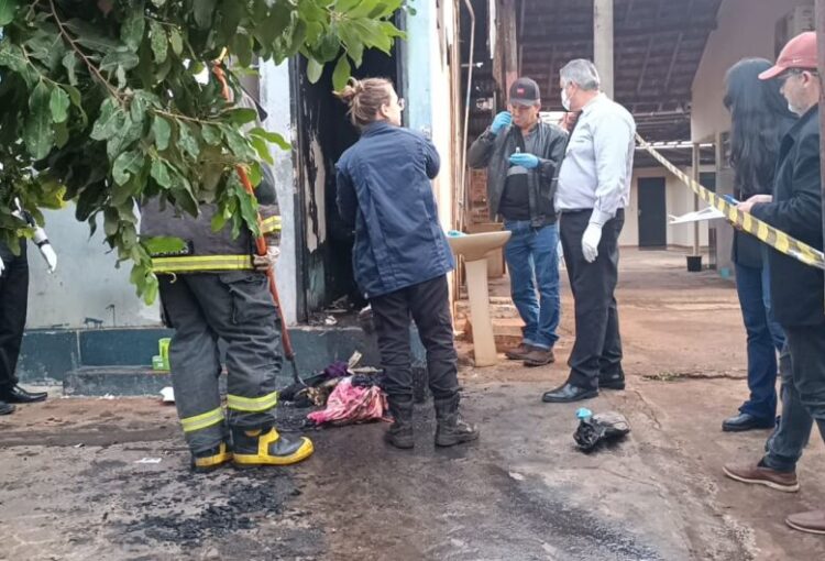 Mulher coloca fogo em banheiro de bar e mata homem que dormia no local em Dourados
