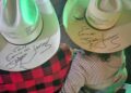 Chapéus autografados por Jads & Jadson são leiloados em prol de pessoas em tratamento do câncer