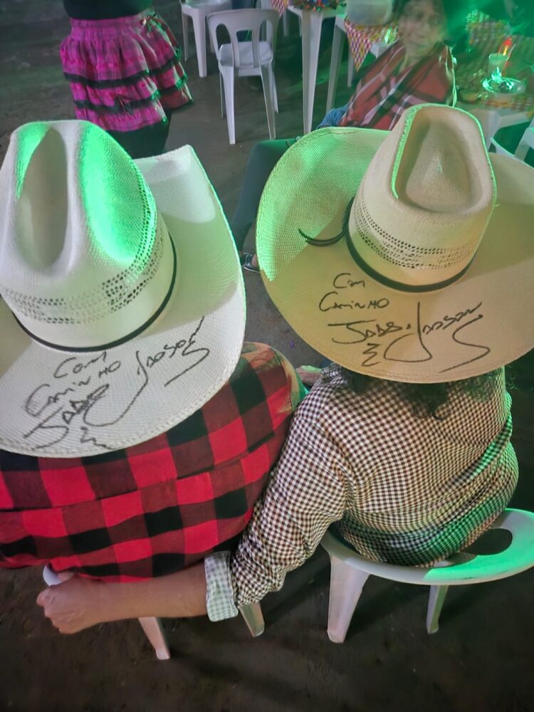 Chapéus autografados por Jads & Jadson são leiloados em prol de pessoas em tratamento do câncer