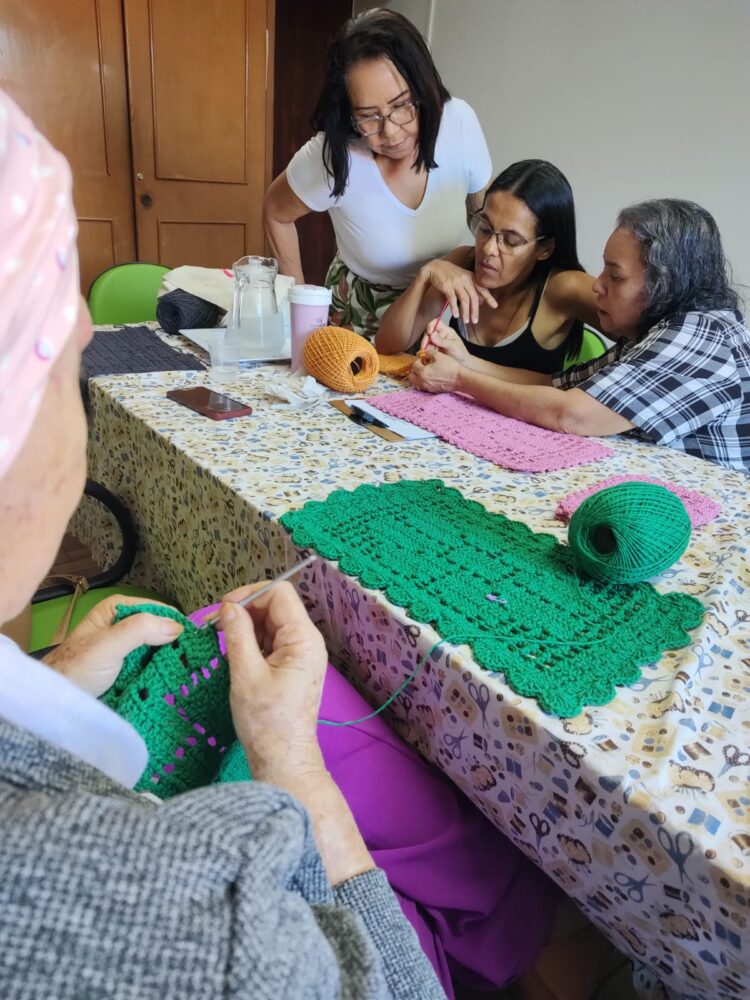 Mulheres em tratamento do câncer atendidas pela ABRAPEC participam de atividade de Crochê Terapia