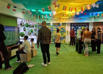 Figurinhas, futebol e novos amigos: o shopping da região sul da Capital entra no clima da Copa