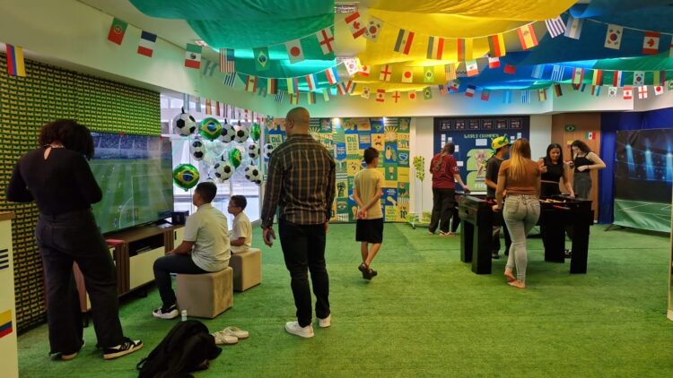 Figurinhas, futebol e novos amigos: o shopping da região sul da Capital entra no clima da Copa