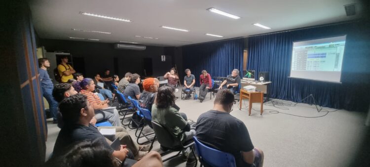 Banda Os Alquimistas compartilham processo de gravação de novo álbum com estudantes da UFMS