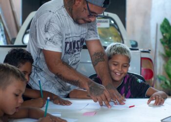 Oficina gratuita de moda sustentável leva consciência ambiental para jovens da Vila Nhanhá