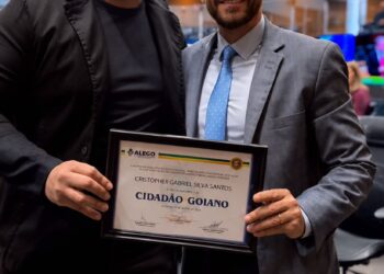Gabriel Totti recebe de Bruno Peixoto o Titulo de Cidadão Goiano na Assembleia legislativa (ALEGO).