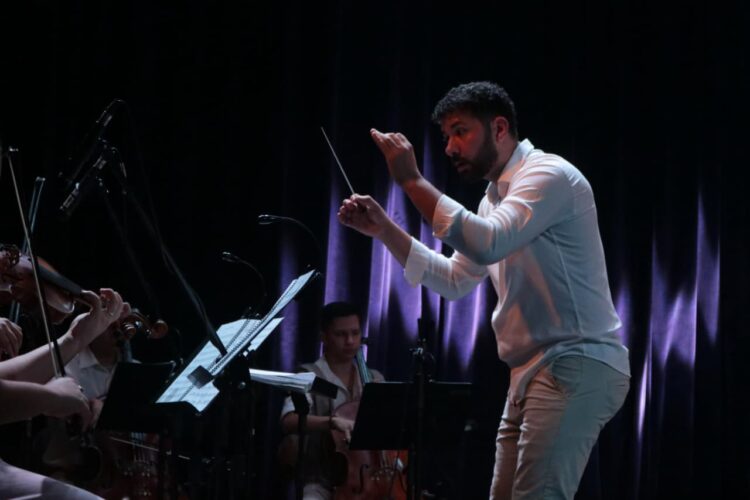 Primeiro maestro formado pelo Moinho Cultural assume regência de turnê nacional da Nova Orquestra