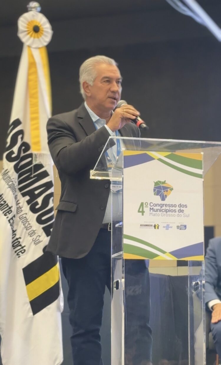 Reinaldo critica redução da participação federal no  financiamento da saúde durante Congresso dos Municípios
