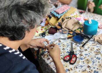 Com apoio de voluntária, atendidas pela ABRAPEC participam de Arteterapia “Mãos que Criam e Cuidam”