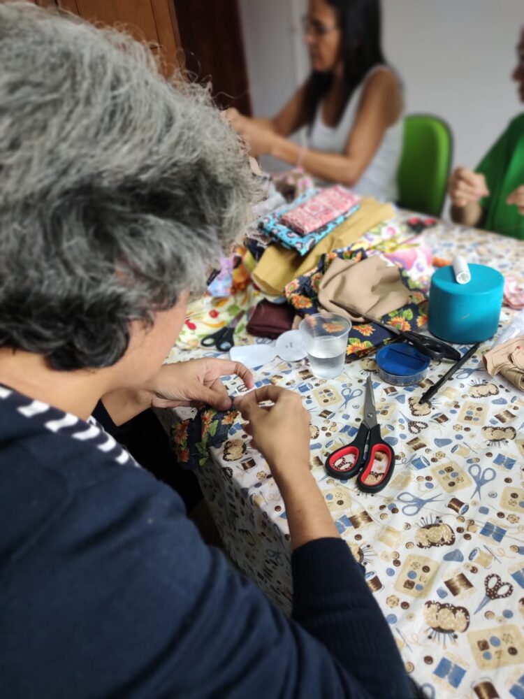 Com apoio de voluntária, atendidas pela ABRAPEC participam de Arteterapia “Mãos que Criam e Cuidam”