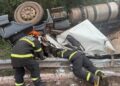 Carreta com material reciclável tomba e condutor morre esmagado na cabine na BR-262 em Corumbá