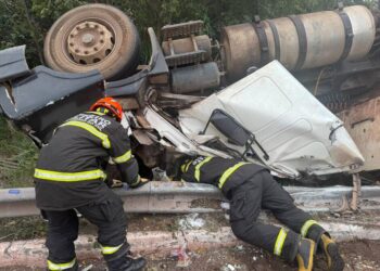 Carreta com material reciclável tomba e condutor morre esmagado na cabine na BR-262 em Corumbá