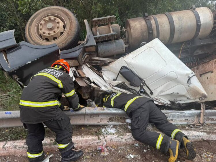 Carreta com material reciclável tomba e condutor morre esmagado na cabine na BR-262 em Corumbá