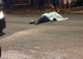 Identificado rapaz morto a tiros por motociclista perto de bar no Jardim Leblon