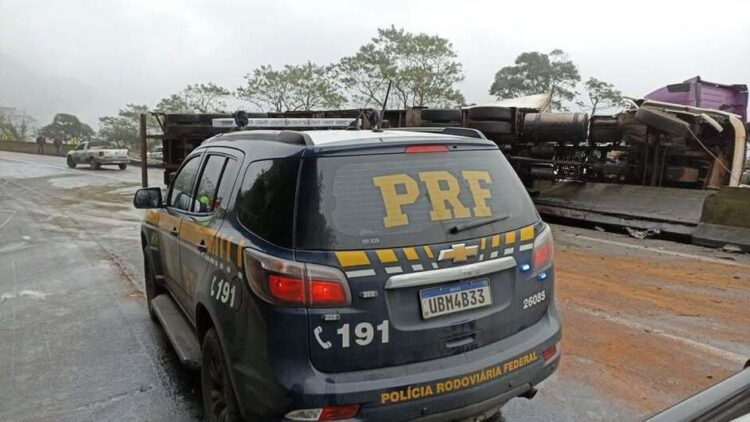 Campo-grandense morre ao tombar caminhão em colisão em Ponta Porã e mais 6 ficam feridos