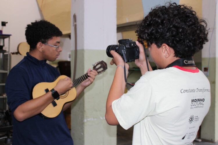 Jovens do Moinho Cultural recebem formação especializada em fotografia