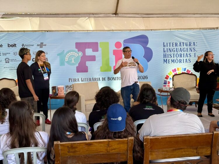 Na FLIB, poeta Sergio Vaz inverte a bússola e coloca a periferia no centro da literatura