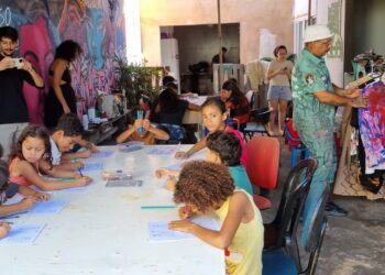 Crianças da Vila Nhanhá dão nova vida a roupas usadas em oficina gratuita de moda sustentável