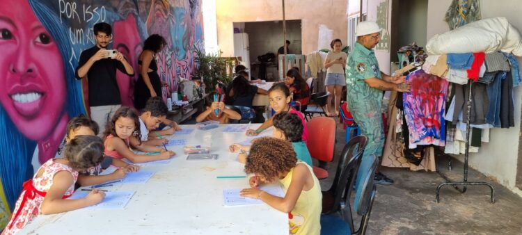 Crianças da Vila Nhanhá dão nova vida a roupas usadas em oficina gratuita de moda sustentável