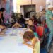 Crianças da Vila Nhanhá dão nova vida a roupas usadas em oficina gratuita de moda sustentável