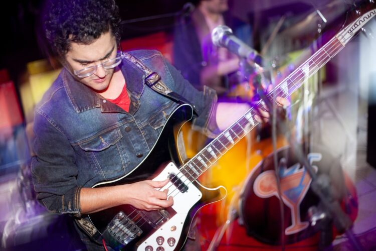 Com rock cru e letras sem filtro, Os Alquimistas lançam o single “Brinquedo” e anunciam nova fase da banda