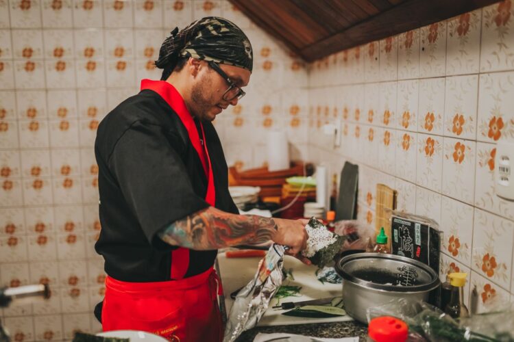 Homens encontram na cozinha um espaço de autonomia e fortalecem vínculos familiares
