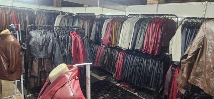 Fenasul tem venda de jaquetas de couro, poncho, pijama de lã, vinho e chocolate quente