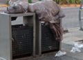 Lojistas do Centro encontram sacos de lixo, lixeiras reviradas e canteiros abandonados na manhã deste sábado na Capital