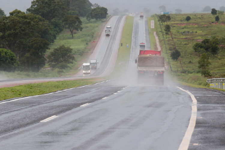 Dirigir sob chuva e neblina exige cuidados em rodovias. Veja as orientações: