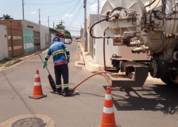 Extravasamento de esgoto alerta sobre a importância do uso correto da rede