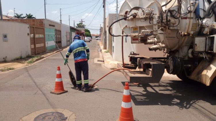 Extravasamento de esgoto alerta sobre a importância do uso correto da rede