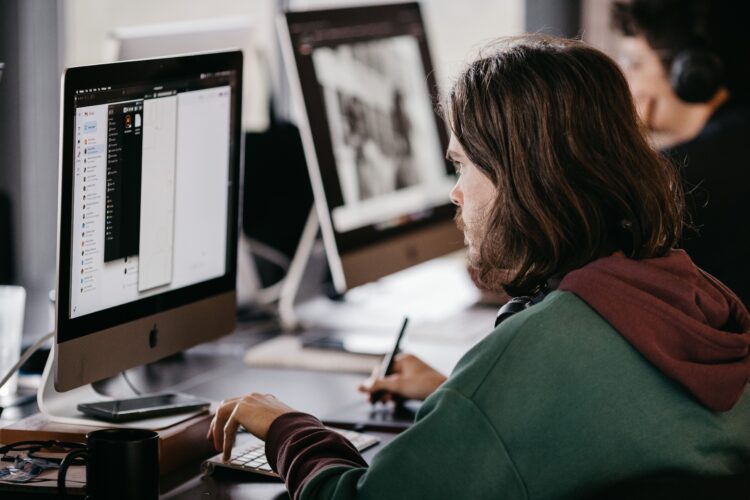 Metade do ano já foi, e agora? Como líderes podem reconectar equipes no segundo semestre