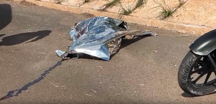 AGORA: Motociclista morre ao colidir no canteiro central da Av. Duque de Caxias
