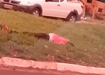 Populares encontram pessoa morta no canteiro da Avenida Gunter Hans e polícia é acionada