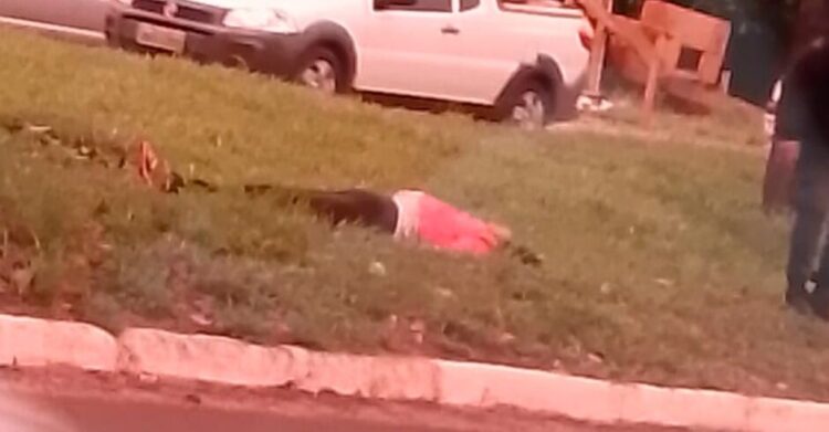 Populares encontram pessoa morta no canteiro da Avenida Gunter Hans e polícia é acionada