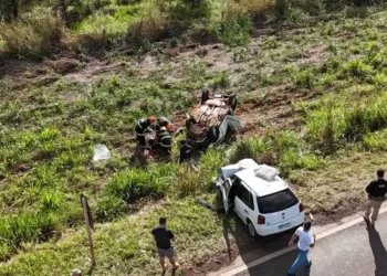 Colisão frontal entre carros mata um e deixa cinco feridos na BR-376 em Ivinhema