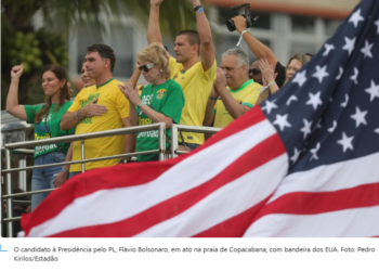 Flávio inicia campanha em ato esvaziado em Copacabana com bandeira dos EUA, orações e xingamentos