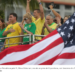 Flávio inicia campanha em ato esvaziado em Copacabana com bandeira dos EUA, orações e xingamentos