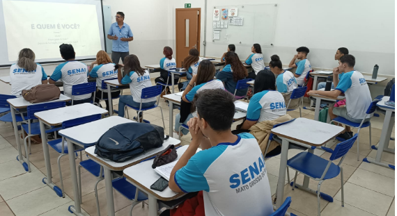 Senai abre inscrições para programa de cursos técnicos gratuitos com auxílio mensal de R$ 300