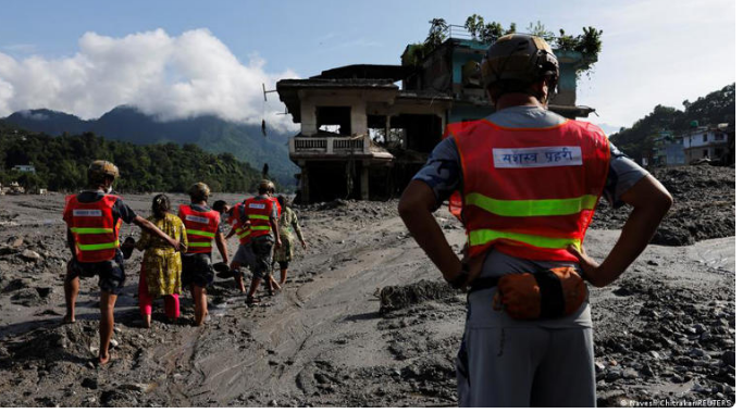 Risco de nova enxurrada suspende operações de resgate no Nepal