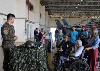 Idosos do Asilo São João Bosco vivem manhã de descobertas e emoção em visita à Aviação do Exército