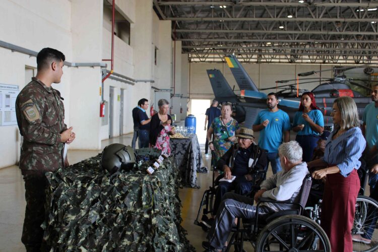 Idosos do Asilo São João Bosco vivem manhã de descobertas e emoção em visita à Aviação do Exército