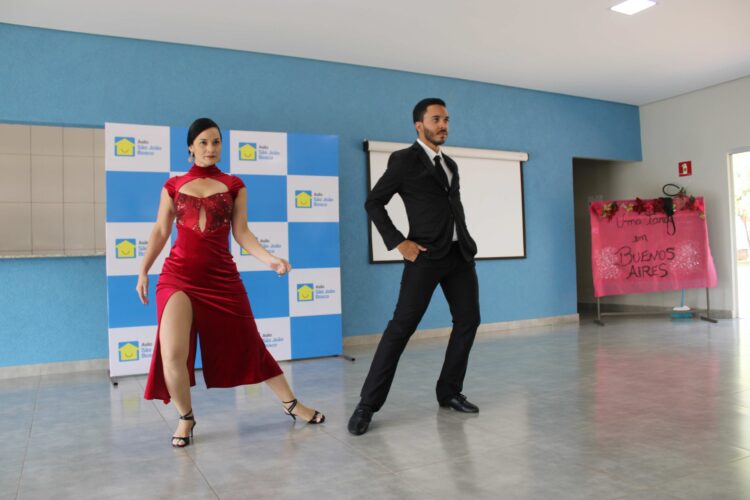 Tango leva música, dança e emoção aos idosos do Asilo São João Bosco